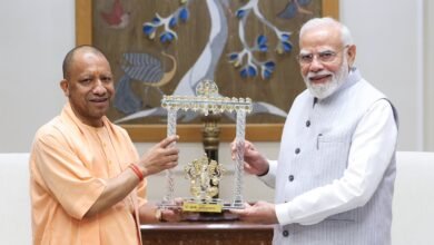 उत्तर प्रदेश के मुख्यमंत्री योगी आदित्यनाथ ने नई दिल्ली में प्रधानमंत्री नरेंद्र मोदी से शिष्टाचार भेंट की। उन्होंने फिरोजाबाद के ODOP ग्लासवर्क से बनी भगवान गणेश की प्रतिमा भेंट की। इसके बाद योगी ने केंद्रीय मंत्री जेपी नड्डा से भी मुलाकात की।
