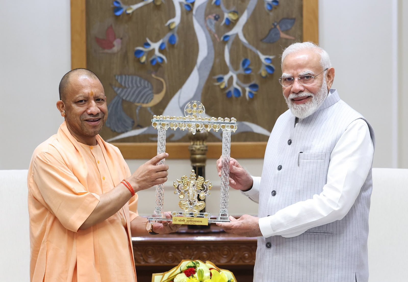 उत्तर प्रदेश के मुख्यमंत्री योगी आदित्यनाथ ने नई दिल्ली में प्रधानमंत्री नरेंद्र मोदी से शिष्टाचार भेंट की। उन्होंने फिरोजाबाद के ODOP ग्लासवर्क से बनी भगवान गणेश की प्रतिमा भेंट की। इसके बाद योगी ने केंद्रीय मंत्री जेपी नड्डा से भी मुलाकात की।