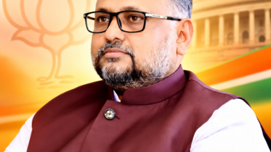 उत्तर प्रदेश में 2027 विधानसभा चुनाव की तैयारियों के बीच भाजपा ने संगठनात्मक जिम्मेदारियों में बदलाव किया है। झारखंड से राज्यसभा सदस्य और भाजपा के राष्ट्रीय मंत्री डॉ. प्रदीप वर्मा को यूपी का सह-प्रभारी नियुक्त किया गया है। उनके साथ पूर्व विधायक अनंत ओझा समेत चार नेताओं को जिम्मेदारी मिली है। प्रदेश प्रभारी विनोद तावड़े के नेतृत्व में नई टीम संगठन, कार्यकर्ताओं के समन्वय और चुनावी तैयारियों से जुड़े कार्यों में भूमिका निभाएगी। प्रदीप वर्मा के बिहार चुनाव के संगठनात्मक अनुभव को भी महत्वपूर्ण माना जा रहा है।