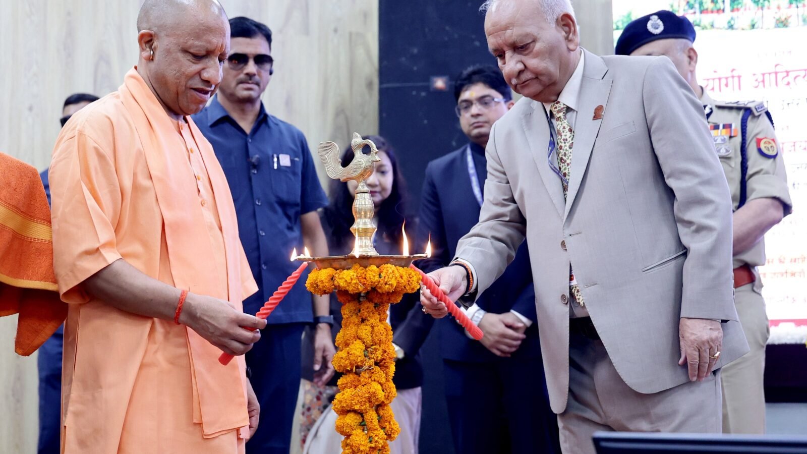 लखनऊ में लोक आयुक्त संगठन के 50वें स्थापना दिवस समारोह में मुख्यमंत्री योगी आदित्यनाथ ने कहा कि जनविश्वास लोकतंत्र की सबसे बड़ी ताकत है। उन्होंने संवैधानिक संस्थाओं में आमजन का भरोसा मजबूत करने पर जोर दिया। सीएम ने आईजीआरएस, सीएम हेल्पलाइन, जनता दर्शन और तकनीक के जरिए शिकायतों के समाधान का उल्लेख किया। उन्होंने अनावश्यक व झूठी शिकायतों पर अंकुश लगाने की बात कही। योगी ने पीडीएस, राजस्व मामलों, भूमि पैमाइश और डीबीटी में तकनीक के उपयोग को सुशासन का प्रभावी माध्यम बताया।