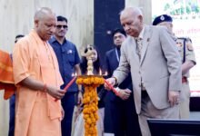 लखनऊ में लोक आयुक्त संगठन के 50वें स्थापना दिवस समारोह में मुख्यमंत्री योगी आदित्यनाथ ने कहा कि जनविश्वास लोकतंत्र की सबसे बड़ी ताकत है। उन्होंने संवैधानिक संस्थाओं में आमजन का भरोसा मजबूत करने पर जोर दिया। सीएम ने आईजीआरएस, सीएम हेल्पलाइन, जनता दर्शन और तकनीक के जरिए शिकायतों के समाधान का उल्लेख किया। उन्होंने अनावश्यक व झूठी शिकायतों पर अंकुश लगाने की बात कही। योगी ने पीडीएस, राजस्व मामलों, भूमि पैमाइश और डीबीटी में तकनीक के उपयोग को सुशासन का प्रभावी माध्यम बताया।