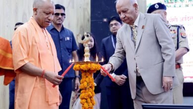 लखनऊ में लोक आयुक्त संगठन के 50वें स्थापना दिवस समारोह में मुख्यमंत्री योगी आदित्यनाथ ने कहा कि जनविश्वास लोकतंत्र की सबसे बड़ी ताकत है। उन्होंने संवैधानिक संस्थाओं में आमजन का भरोसा मजबूत करने पर जोर दिया। सीएम ने आईजीआरएस, सीएम हेल्पलाइन, जनता दर्शन और तकनीक के जरिए शिकायतों के समाधान का उल्लेख किया। उन्होंने अनावश्यक व झूठी शिकायतों पर अंकुश लगाने की बात कही। योगी ने पीडीएस, राजस्व मामलों, भूमि पैमाइश और डीबीटी में तकनीक के उपयोग को सुशासन का प्रभावी माध्यम बताया।