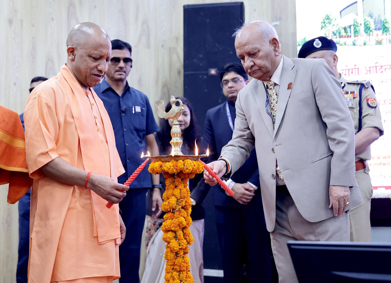 लखनऊ में लोक आयुक्त संगठन के 50वें स्थापना दिवस समारोह में मुख्यमंत्री योगी आदित्यनाथ ने कहा कि जनविश्वास लोकतंत्र की सबसे बड़ी ताकत है। उन्होंने संवैधानिक संस्थाओं में आमजन का भरोसा मजबूत करने पर जोर दिया। सीएम ने आईजीआरएस, सीएम हेल्पलाइन, जनता दर्शन और तकनीक के जरिए शिकायतों के समाधान का उल्लेख किया। उन्होंने अनावश्यक व झूठी शिकायतों पर अंकुश लगाने की बात कही। योगी ने पीडीएस, राजस्व मामलों, भूमि पैमाइश और डीबीटी में तकनीक के उपयोग को सुशासन का प्रभावी माध्यम बताया।