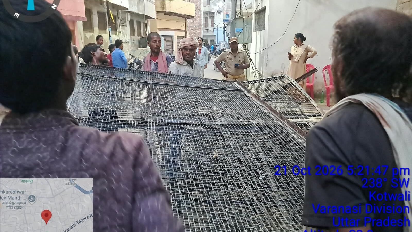 वाराणसी में आगामी एयर शो को देखते हुए प्रशासन ने बर्ड मैनेजमेंट अभियान तेज कर दिया है। आदमपुर के जेरगुल्लर मोहल्ले में नगर निगम, पुलिस और वीडीए की संयुक्त टीम ने कबूतर हटवाए और लोहे की जालियां जब्त कीं। भवन में 100 से अधिक चूहे मिलने पर सफाई व कीटनाशक छिड़काव कराया गया। जांच के दौरान दो बंदूकें भी बरामद हुईं।