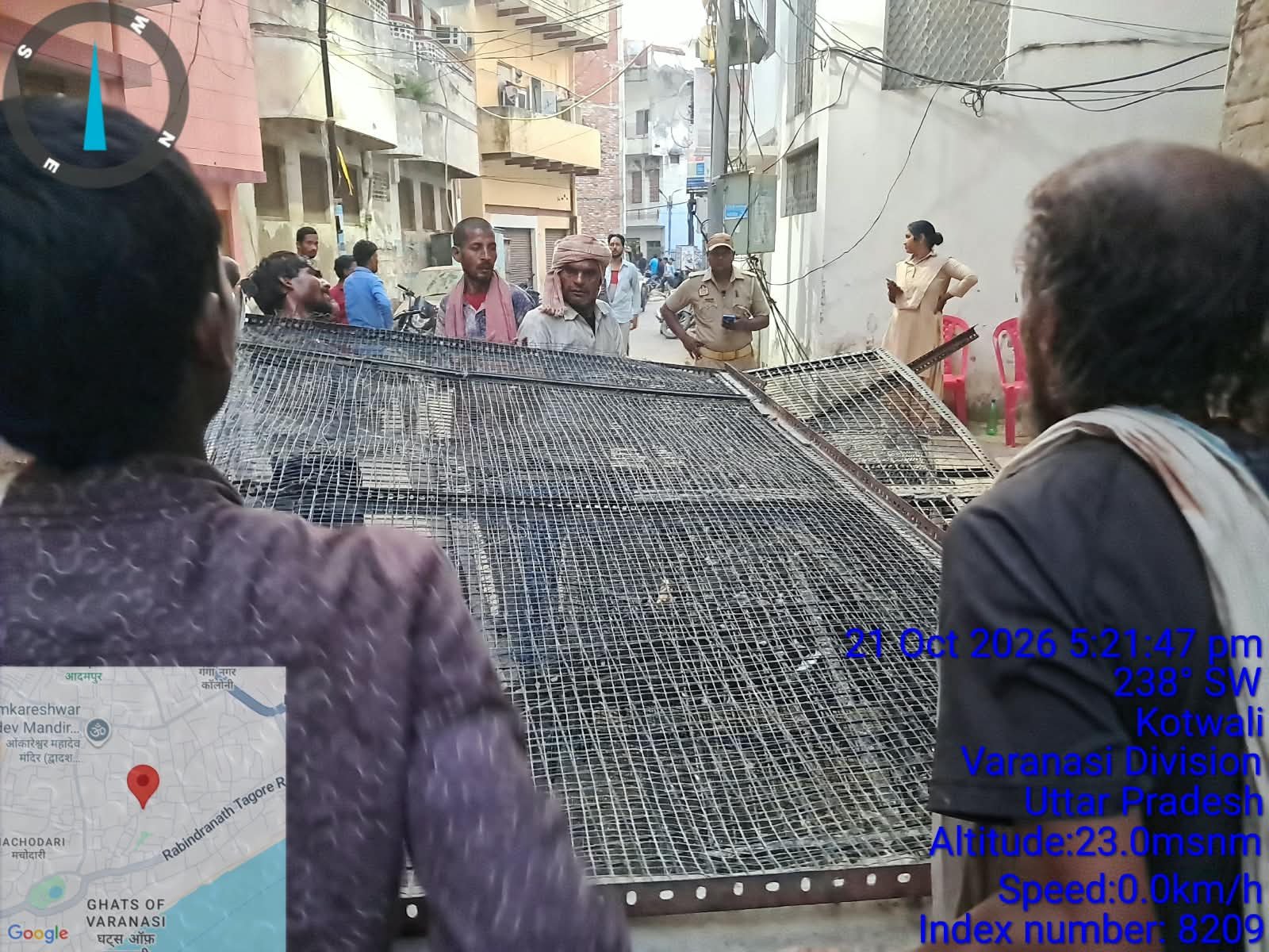 वाराणसी में आगामी एयर शो को देखते हुए प्रशासन ने बर्ड मैनेजमेंट अभियान तेज कर दिया है। आदमपुर के जेरगुल्लर मोहल्ले में नगर निगम, पुलिस और वीडीए की संयुक्त टीम ने कबूतर हटवाए और लोहे की जालियां जब्त कीं। भवन में 100 से अधिक चूहे मिलने पर सफाई व कीटनाशक छिड़काव कराया गया। जांच के दौरान दो बंदूकें भी बरामद हुईं।