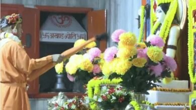 गोरखपुर के गोरखनाथ मंदिर में विजयादशमी पर मुख्यमंत्री योगी आदित्यनाथ ने महायोगी गुरु गोरखनाथ जी का विधि-विधान से विशिष्ट पूजन किया। उन्होंने अखंड ज्योति, देव विग्रहों और संतों की समाधियों पर पूजा-अर्चना कर लोककल्याण की कामना की। इस अवसर पर सीएम योगी ने गोपूजन कर गोसेवा की और भीम सरोवर में मछलियों को आहार खिलाया। उन्होंने प्रदेशवासियों के सुख, शांति और समृद्धि की प्रार्थना की।