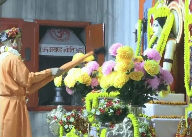 गोरखपुर के गोरखनाथ मंदिर में विजयादशमी पर मुख्यमंत्री योगी आदित्यनाथ ने महायोगी गुरु गोरखनाथ जी का विधि-विधान से विशिष्ट पूजन किया। उन्होंने अखंड ज्योति, देव विग्रहों और संतों की समाधियों पर पूजा-अर्चना कर लोककल्याण की कामना की। इस अवसर पर सीएम योगी ने गोपूजन कर गोसेवा की और भीम सरोवर में मछलियों को आहार खिलाया। उन्होंने प्रदेशवासियों के सुख, शांति और समृद्धि की प्रार्थना की।