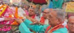 वाराणसी में महाराज श्री अग्रसेन जयंती के अवसर पर संकल्प संस्था ने शोभायात्रा का श्रद्धा और सेवाभाव से स्वागत किया। कन्हैयालाल गुलालचंद सर्राफ प्रतिष्ठान के सामने महाराज श्री अग्रसेन जी के तैलचित्र पर माल्यार्पण, आरती और फल-मिष्ठान का भोग अर्पित किया गया। संस्था के सदस्यों ने शोभायात्रा में शामिल श्रद्धालुओं एवं अग्रवाल समाज के लोगों के बीच जलसेवा की। संरक्षक अनिल कुमार जैन ने ‘एक ईंट, एक रुपया’ सिद्धांत को सामाजिक समानता, सहयोग और आत्मनिर्भरता का प्रेरणास्रोत बताया।
