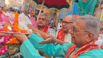 वाराणसी में महाराज श्री अग्रसेन जयंती के अवसर पर संकल्प संस्था ने शोभायात्रा का श्रद्धा और सेवाभाव से स्वागत किया। कन्हैयालाल गुलालचंद सर्राफ प्रतिष्ठान के सामने महाराज श्री अग्रसेन जी के तैलचित्र पर माल्यार्पण, आरती और फल-मिष्ठान का भोग अर्पित किया गया। संस्था के सदस्यों ने शोभायात्रा में शामिल श्रद्धालुओं एवं अग्रवाल समाज के लोगों के बीच जलसेवा की। संरक्षक अनिल कुमार जैन ने ‘एक ईंट, एक रुपया’ सिद्धांत को सामाजिक समानता, सहयोग और आत्मनिर्भरता का प्रेरणास्रोत बताया।