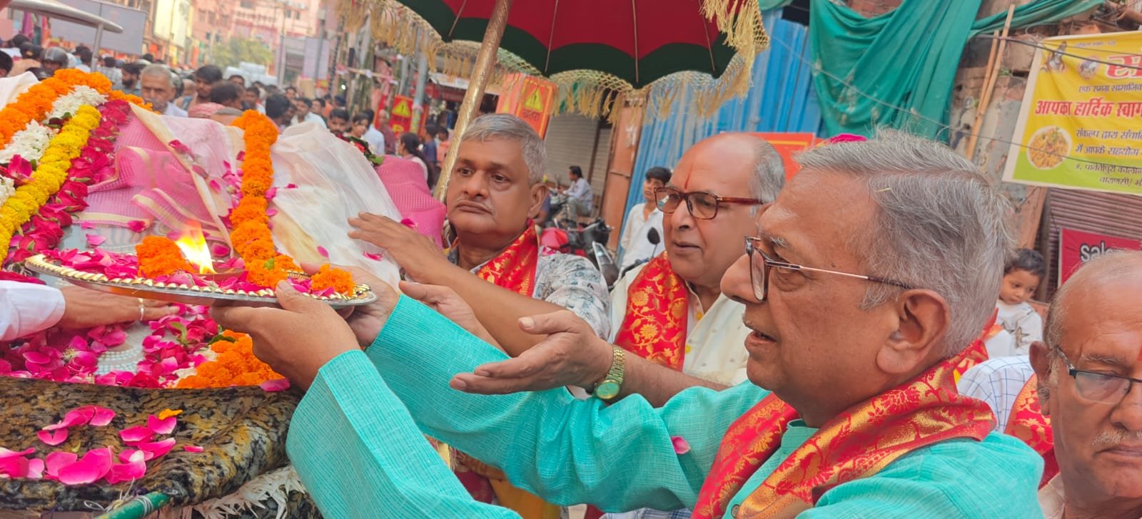वाराणसी में महाराज श्री अग्रसेन जयंती के अवसर पर संकल्प संस्था ने शोभायात्रा का श्रद्धा और सेवाभाव से स्वागत किया। कन्हैयालाल गुलालचंद सर्राफ प्रतिष्ठान के सामने महाराज श्री अग्रसेन जी के तैलचित्र पर माल्यार्पण, आरती और फल-मिष्ठान का भोग अर्पित किया गया। संस्था के सदस्यों ने शोभायात्रा में शामिल श्रद्धालुओं एवं अग्रवाल समाज के लोगों के बीच जलसेवा की। संरक्षक अनिल कुमार जैन ने ‘एक ईंट, एक रुपया’ सिद्धांत को सामाजिक समानता, सहयोग और आत्मनिर्भरता का प्रेरणास्रोत बताया।