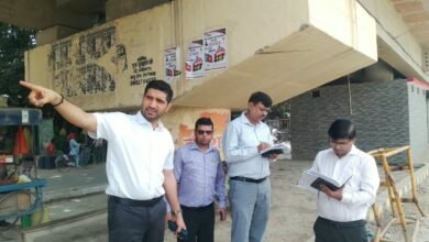 वाराणसी में चौकाघाट से नमोघाट मार्ग को सुंदर, हरा-भरा और सुगम बनाने के लिए नगर निगम ने सुंदरीकरण अभियान की तैयारी की है। नगर आयुक्त हिमांशु नागपाल ने अवैध विज्ञापन हटाने, डिवाइडर पर हरियाली बढ़ाने, स्ट्रीट लाइट लगाने और अंडरपास व आरओबी पर आकर्षक पेंटिंग कराने के निर्देश दिए हैं। वहीं, बाढ़ का पानी घटने के बाद आदिकेशव से रविदास घाट तक 85 गंगा घाटों की सिल्ट सफाई की निगरानी के लिए अधिकारियों को जिम्मेदारी सौंपी गई है।