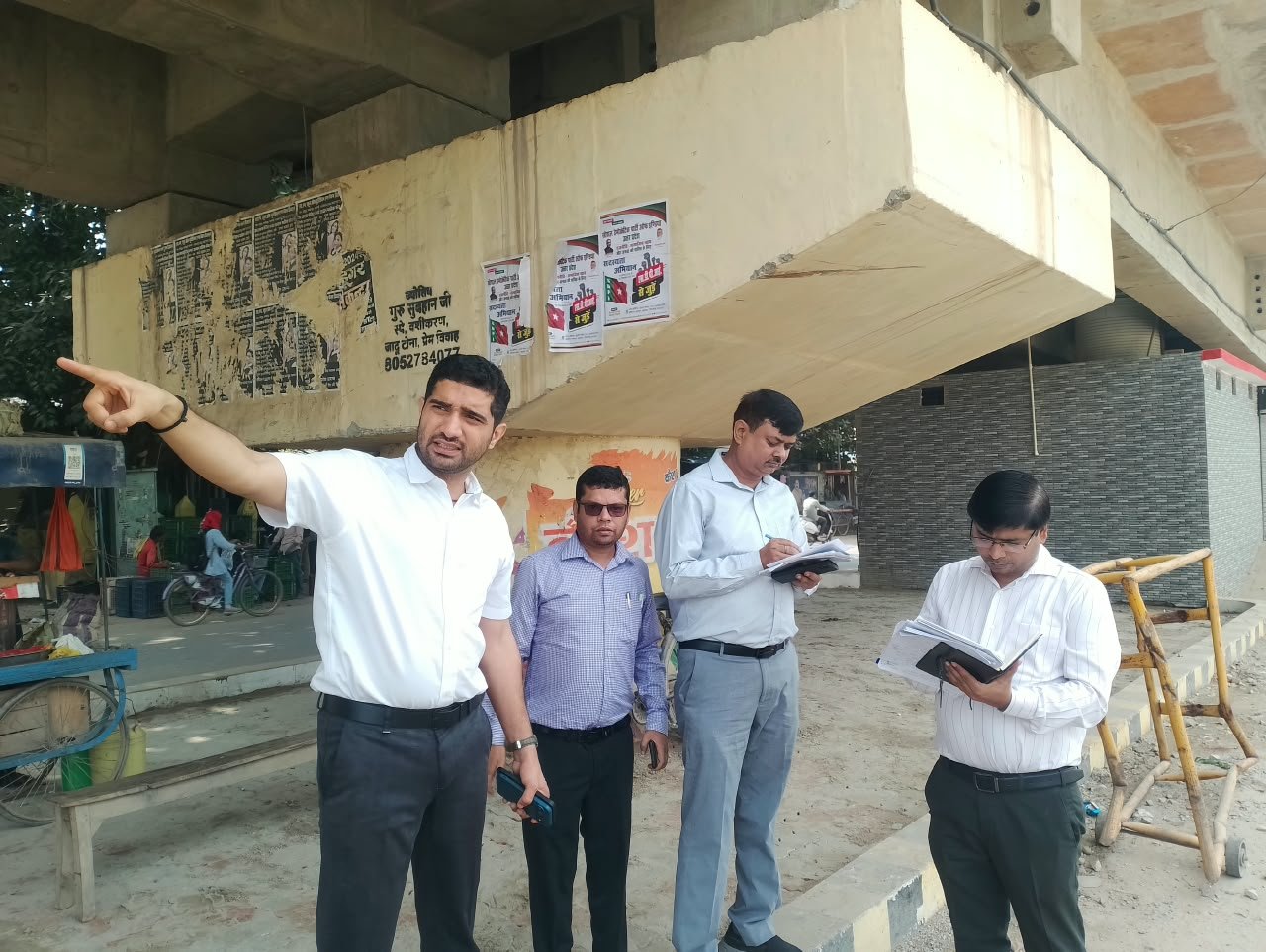 वाराणसी में चौकाघाट से नमोघाट मार्ग को सुंदर, हरा-भरा और सुगम बनाने के लिए नगर निगम ने सुंदरीकरण अभियान की तैयारी की है। नगर आयुक्त हिमांशु नागपाल ने अवैध विज्ञापन हटाने, डिवाइडर पर हरियाली बढ़ाने, स्ट्रीट लाइट लगाने और अंडरपास व आरओबी पर आकर्षक पेंटिंग कराने के निर्देश दिए हैं। वहीं, बाढ़ का पानी घटने के बाद आदिकेशव से रविदास घाट तक 85 गंगा घाटों की सिल्ट सफाई की निगरानी के लिए अधिकारियों को जिम्मेदारी सौंपी गई है।