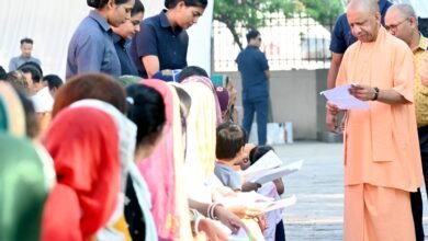 गोरखपुर में मुख्यमंत्री योगी आदित्यनाथ ने गोरखनाथ मंदिर में जनता दर्शन के दौरान करीब 200 लोगों की समस्याएं सुनीं। उन्होंने अधिकारियों को हर पीड़ित के साथ संवेदनशील व्यवहार करने और शिकायतों का त्वरित निस्तारण सुनिश्चित करने का निर्देश दिया। जमीन पर अवैध कब्जे के मामलों में कठोर कानूनी कार्रवाई के निर्देश दिए गए। मुख्यमंत्री ने जरूरतमंद मरीजों को इलाज के लिए आर्थिक सहायता, पात्र लोगों के आयुष्मान कार्ड बनवाने और वंचितों को सरकारी योजनाओं का लाभ दिलाने का भरोसा भी दिया।