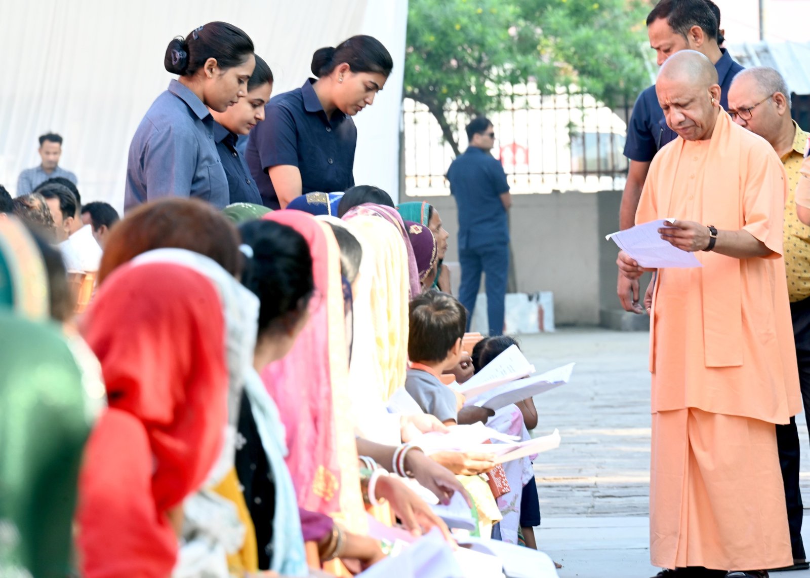 गोरखपुर में मुख्यमंत्री योगी आदित्यनाथ ने गोरखनाथ मंदिर में जनता दर्शन के दौरान करीब 200 लोगों की समस्याएं सुनीं। उन्होंने अधिकारियों को हर पीड़ित के साथ संवेदनशील व्यवहार करने और शिकायतों का त्वरित निस्तारण सुनिश्चित करने का निर्देश दिया। जमीन पर अवैध कब्जे के मामलों में कठोर कानूनी कार्रवाई के निर्देश दिए गए। मुख्यमंत्री ने जरूरतमंद मरीजों को इलाज के लिए आर्थिक सहायता, पात्र लोगों के आयुष्मान कार्ड बनवाने और वंचितों को सरकारी योजनाओं का लाभ दिलाने का भरोसा भी दिया।
