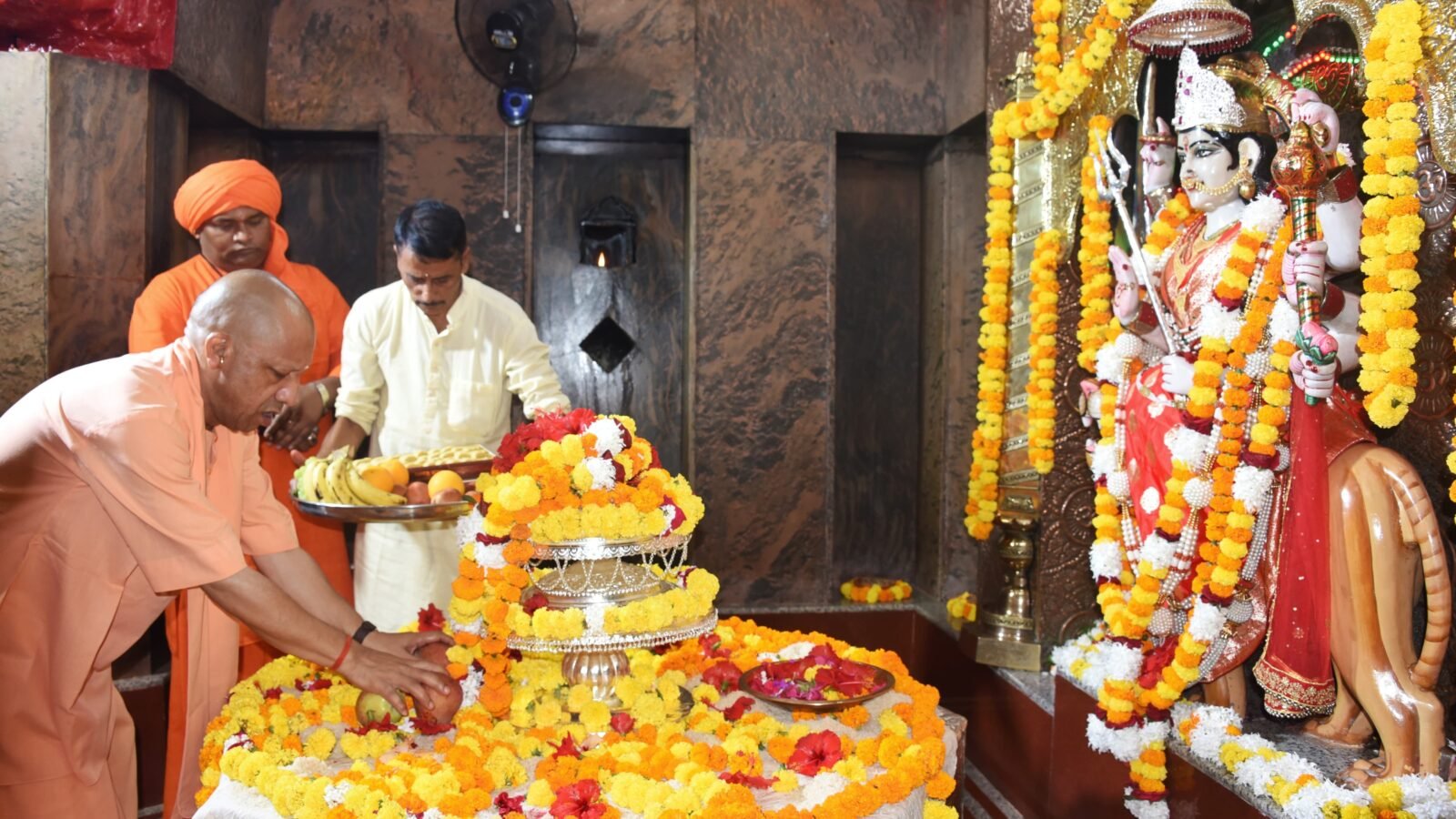 बलरामपुर में शारदीय नवरात्रि के प्रथम दिन मुख्यमंत्री योगी आदित्यनाथ ने तुलसीपुर स्थित मां पाटेश्वरी मंदिर में दर्शन-पूजन कर स्वस्थ और समृद्ध उत्तर प्रदेश की प्रार्थना की। मुख्यमंत्री ने मंदिर परिसर में श्रद्धालुओं की सुरक्षा, सुविधा और स्वच्छता सुनिश्चित करने के निर्देश दिए। उन्होंने गोशाला में गोसेवा की, बालिकाओं को स्टडी टेबल व पठन-पाठन सामग्री वितरित की तथा राष्ट्रीय प्रतियोगिताओं के खिलाड़ियों को सम्मानित किया। कृषि मेले में किसानों को कृषि यंत्र भी प्रदान किए गए।
