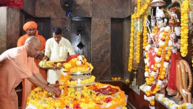 बलरामपुर में शारदीय नवरात्रि के प्रथम दिन मुख्यमंत्री योगी आदित्यनाथ ने तुलसीपुर स्थित मां पाटेश्वरी मंदिर में दर्शन-पूजन कर स्वस्थ और समृद्ध उत्तर प्रदेश की प्रार्थना की। मुख्यमंत्री ने मंदिर परिसर में श्रद्धालुओं की सुरक्षा, सुविधा और स्वच्छता सुनिश्चित करने के निर्देश दिए। उन्होंने गोशाला में गोसेवा की, बालिकाओं को स्टडी टेबल व पठन-पाठन सामग्री वितरित की तथा राष्ट्रीय प्रतियोगिताओं के खिलाड़ियों को सम्मानित किया। कृषि मेले में किसानों को कृषि यंत्र भी प्रदान किए गए।