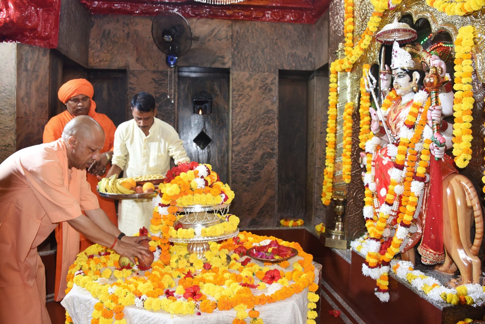 बलरामपुर में शारदीय नवरात्रि के प्रथम दिन मुख्यमंत्री योगी आदित्यनाथ ने तुलसीपुर स्थित मां पाटेश्वरी मंदिर में दर्शन-पूजन कर स्वस्थ और समृद्ध उत्तर प्रदेश की प्रार्थना की। मुख्यमंत्री ने मंदिर परिसर में श्रद्धालुओं की सुरक्षा, सुविधा और स्वच्छता सुनिश्चित करने के निर्देश दिए। उन्होंने गोशाला में गोसेवा की, बालिकाओं को स्टडी टेबल व पठन-पाठन सामग्री वितरित की तथा राष्ट्रीय प्रतियोगिताओं के खिलाड़ियों को सम्मानित किया। कृषि मेले में किसानों को कृषि यंत्र भी प्रदान किए गए।