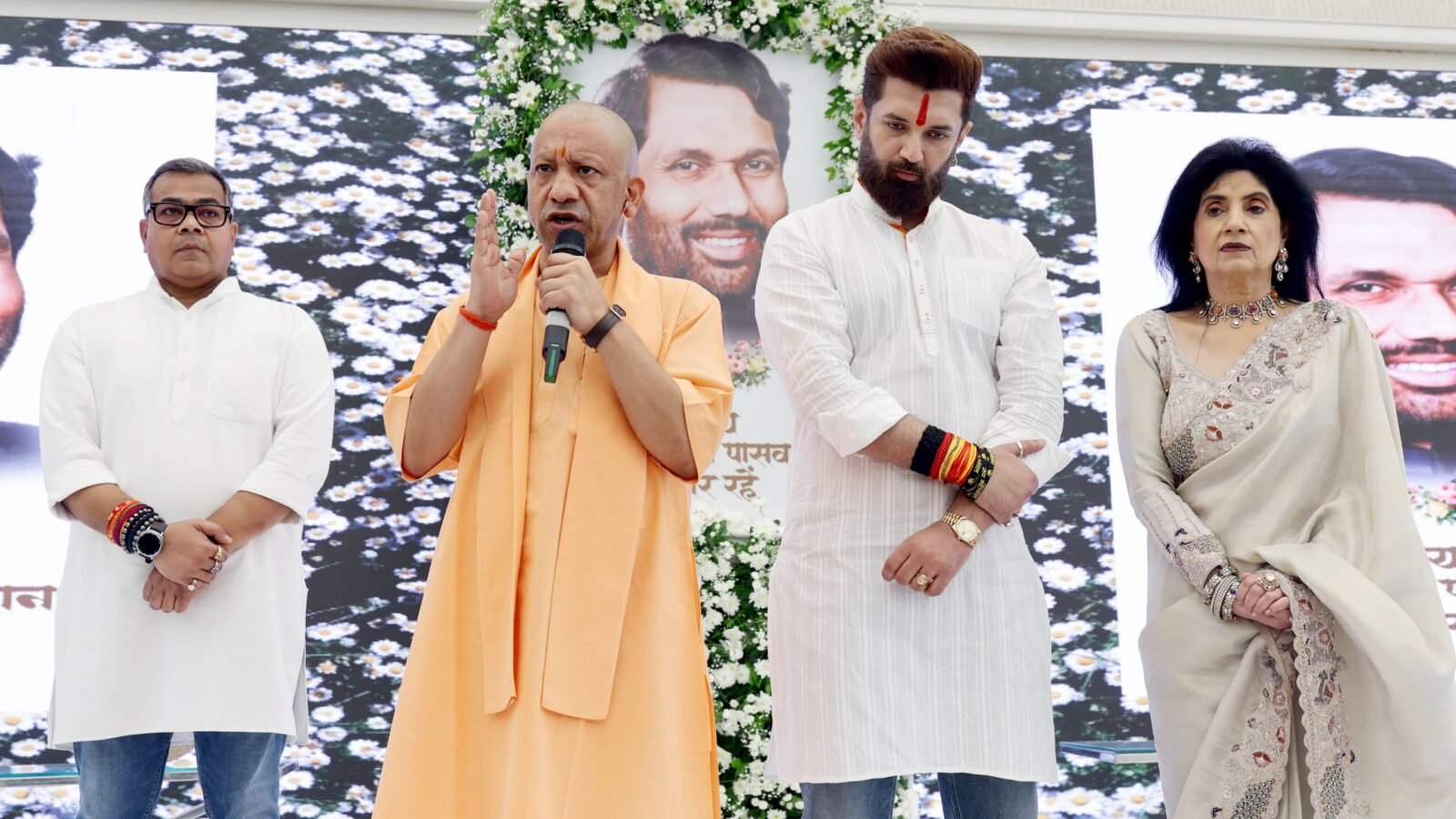 लखनऊ में पूर्व केंद्रीय मंत्री रामविलास पासवान की छठी पुण्यतिथि पर श्रद्धांजलि सभा आयोजित हुई। मुख्यमंत्री योगी आदित्यनाथ ने कहा कि रामविलास पासवान को बिहार में जो सम्मान मिला है, वही सम्मान उत्तर प्रदेश में भी दिया जाएगा। उन्होंने दलितों और वंचितों की आवाज के रूप में पासवान के योगदान को याद किया। राज्यपाल आनंदीबेन पटेल और केंद्रीय मंत्री चिराग पासवान की मौजूदगी में श्रद्धांजलि दी गई। मुख्यमंत्री ने कहा कि चिराग पासवान अपने पिता के सामाजिक न्याय के मिशन को आगे बढ़ा रहे हैं।