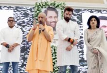 लखनऊ में पूर्व केंद्रीय मंत्री रामविलास पासवान की छठी पुण्यतिथि पर श्रद्धांजलि सभा आयोजित हुई। मुख्यमंत्री योगी आदित्यनाथ ने कहा कि रामविलास पासवान को बिहार में जो सम्मान मिला है, वही सम्मान उत्तर प्रदेश में भी दिया जाएगा। उन्होंने दलितों और वंचितों की आवाज के रूप में पासवान के योगदान को याद किया। राज्यपाल आनंदीबेन पटेल और केंद्रीय मंत्री चिराग पासवान की मौजूदगी में श्रद्धांजलि दी गई। मुख्यमंत्री ने कहा कि चिराग पासवान अपने पिता के सामाजिक न्याय के मिशन को आगे बढ़ा रहे हैं।