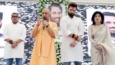 लखनऊ में पूर्व केंद्रीय मंत्री रामविलास पासवान की छठी पुण्यतिथि पर श्रद्धांजलि सभा आयोजित हुई। मुख्यमंत्री योगी आदित्यनाथ ने कहा कि रामविलास पासवान को बिहार में जो सम्मान मिला है, वही सम्मान उत्तर प्रदेश में भी दिया जाएगा। उन्होंने दलितों और वंचितों की आवाज के रूप में पासवान के योगदान को याद किया। राज्यपाल आनंदीबेन पटेल और केंद्रीय मंत्री चिराग पासवान की मौजूदगी में श्रद्धांजलि दी गई। मुख्यमंत्री ने कहा कि चिराग पासवान अपने पिता के सामाजिक न्याय के मिशन को आगे बढ़ा रहे हैं।