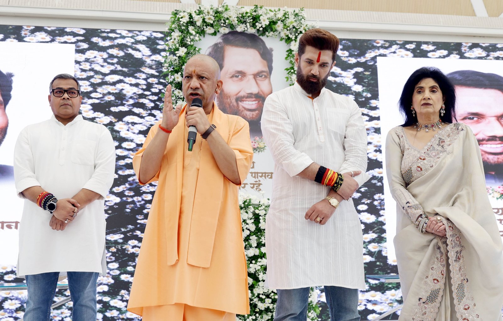 लखनऊ में पूर्व केंद्रीय मंत्री रामविलास पासवान की छठी पुण्यतिथि पर श्रद्धांजलि सभा आयोजित हुई। मुख्यमंत्री योगी आदित्यनाथ ने कहा कि रामविलास पासवान को बिहार में जो सम्मान मिला है, वही सम्मान उत्तर प्रदेश में भी दिया जाएगा। उन्होंने दलितों और वंचितों की आवाज के रूप में पासवान के योगदान को याद किया। राज्यपाल आनंदीबेन पटेल और केंद्रीय मंत्री चिराग पासवान की मौजूदगी में श्रद्धांजलि दी गई। मुख्यमंत्री ने कहा कि चिराग पासवान अपने पिता के सामाजिक न्याय के मिशन को आगे बढ़ा रहे हैं।