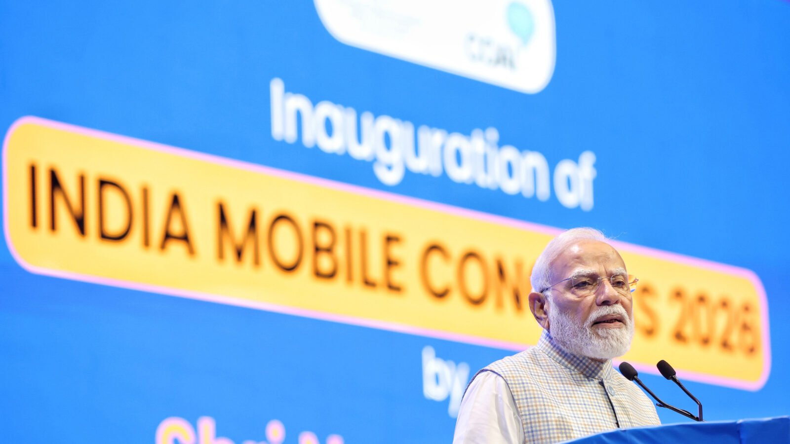 प्रधानमंत्री नरेंद्र मोदी ने भारत मोबाइल कांग्रेस 2026 के उद्घाटन समारोह में कहा कि सरकार ने डिजिटल तकनीक और डायरेक्ट बेनिफिट ट्रांसफर के जरिए लाखों करोड़ रुपये सीधे लाभार्थियों तक पहुंचाए हैं। उन्होंने दावा किया कि करीब 5 लाख करोड़ रुपये गलत हाथों में जाने से बचाए गए। पीएम मोदी ने कहा कि जिन लोगों की “मुफ्त की कमाई” बंद हुई है, वे उनका विरोध कर रहे हैं, लेकिन वे गलत कामों को रोकने के अपने संकल्प पर कायम रहेंगे। उन्होंने मोबाइल कनेक्टिविटी को सुशासन का महत्वपूर्ण माध्यम बताया।