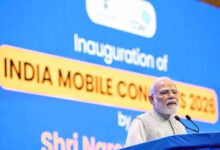 प्रधानमंत्री नरेंद्र मोदी ने भारत मोबाइल कांग्रेस 2026 के उद्घाटन समारोह में कहा कि सरकार ने डिजिटल तकनीक और डायरेक्ट बेनिफिट ट्रांसफर के जरिए लाखों करोड़ रुपये सीधे लाभार्थियों तक पहुंचाए हैं। उन्होंने दावा किया कि करीब 5 लाख करोड़ रुपये गलत हाथों में जाने से बचाए गए। पीएम मोदी ने कहा कि जिन लोगों की “मुफ्त की कमाई” बंद हुई है, वे उनका विरोध कर रहे हैं, लेकिन वे गलत कामों को रोकने के अपने संकल्प पर कायम रहेंगे। उन्होंने मोबाइल कनेक्टिविटी को सुशासन का महत्वपूर्ण माध्यम बताया।