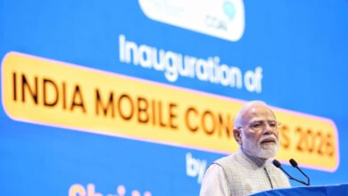 प्रधानमंत्री नरेंद्र मोदी ने भारत मोबाइल कांग्रेस 2026 के उद्घाटन समारोह में कहा कि सरकार ने डिजिटल तकनीक और डायरेक्ट बेनिफिट ट्रांसफर के जरिए लाखों करोड़ रुपये सीधे लाभार्थियों तक पहुंचाए हैं। उन्होंने दावा किया कि करीब 5 लाख करोड़ रुपये गलत हाथों में जाने से बचाए गए। पीएम मोदी ने कहा कि जिन लोगों की “मुफ्त की कमाई” बंद हुई है, वे उनका विरोध कर रहे हैं, लेकिन वे गलत कामों को रोकने के अपने संकल्प पर कायम रहेंगे। उन्होंने मोबाइल कनेक्टिविटी को सुशासन का महत्वपूर्ण माध्यम बताया।