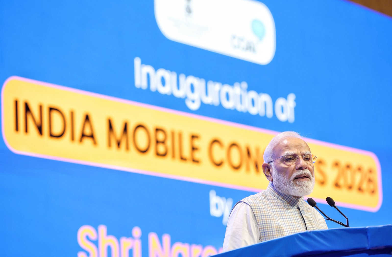 प्रधानमंत्री नरेंद्र मोदी ने भारत मोबाइल कांग्रेस 2026 के उद्घाटन समारोह में कहा कि सरकार ने डिजिटल तकनीक और डायरेक्ट बेनिफिट ट्रांसफर के जरिए लाखों करोड़ रुपये सीधे लाभार्थियों तक पहुंचाए हैं। उन्होंने दावा किया कि करीब 5 लाख करोड़ रुपये गलत हाथों में जाने से बचाए गए। पीएम मोदी ने कहा कि जिन लोगों की “मुफ्त की कमाई” बंद हुई है, वे उनका विरोध कर रहे हैं, लेकिन वे गलत कामों को रोकने के अपने संकल्प पर कायम रहेंगे। उन्होंने मोबाइल कनेक्टिविटी को सुशासन का महत्वपूर्ण माध्यम बताया।
