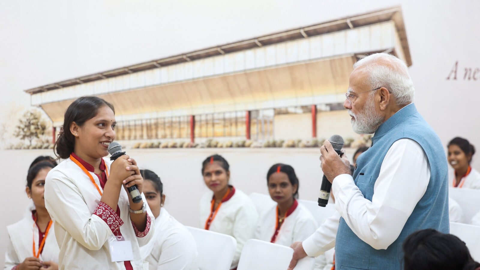 वाराणसी में प्रधानमंत्री नरेंद्र मोदी और मुख्यमंत्री योगी आदित्यनाथ की मौजूदगी में महिला सुरक्षा को लेकर एक दिलचस्प संवाद हुआ। अरविंद गारमेंट कंपनी की नई इकाई में कार्यरत महिला कर्मचारी ने बताया कि सुरक्षित माहौल के कारण अब गांवों के परिवार अपनी बेटियों को नौकरी के लिए बाहर भेजने को तैयार हैं। महिला के धन्यवाद देने पर प्रधानमंत्री मोदी ने मुस्कुराकर कहा, 'तो योगी जी को थैंक्यू बोलो।' जानिए कैसे रोजगार और सुरक्षा का भरोसा महिलाओं के आत्मनिर्भर बनने की राह आसान कर रहा है।
