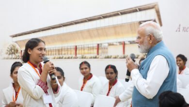 वाराणसी में प्रधानमंत्री नरेंद्र मोदी और मुख्यमंत्री योगी आदित्यनाथ की मौजूदगी में महिला सुरक्षा को लेकर एक दिलचस्प संवाद हुआ। अरविंद गारमेंट कंपनी की नई इकाई में कार्यरत महिला कर्मचारी ने बताया कि सुरक्षित माहौल के कारण अब गांवों के परिवार अपनी बेटियों को नौकरी के लिए बाहर भेजने को तैयार हैं। महिला के धन्यवाद देने पर प्रधानमंत्री मोदी ने मुस्कुराकर कहा, 'तो योगी जी को थैंक्यू बोलो।' जानिए कैसे रोजगार और सुरक्षा का भरोसा महिलाओं के आत्मनिर्भर बनने की राह आसान कर रहा है।
