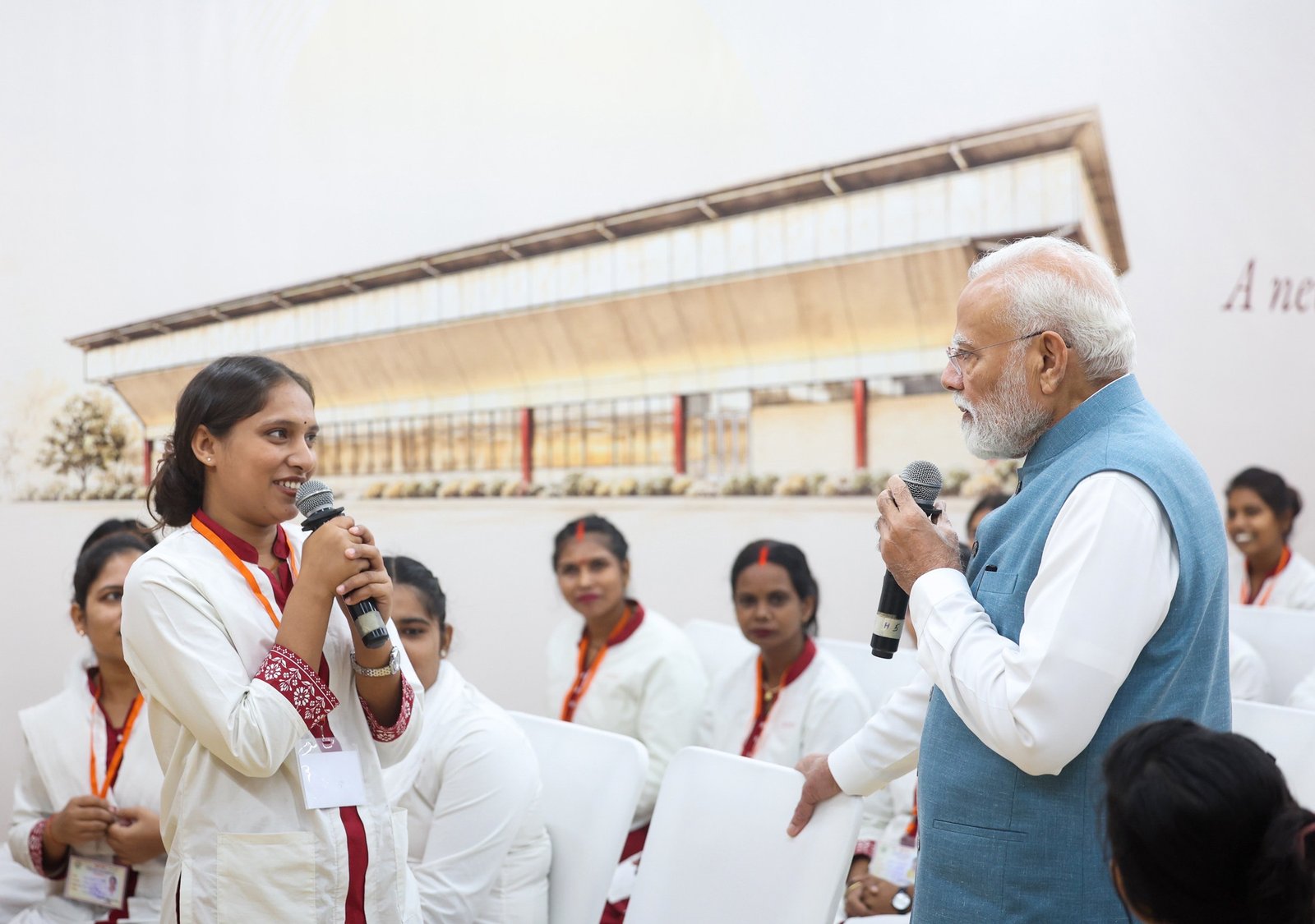 वाराणसी में प्रधानमंत्री नरेंद्र मोदी और मुख्यमंत्री योगी आदित्यनाथ की मौजूदगी में महिला सुरक्षा को लेकर एक दिलचस्प संवाद हुआ। अरविंद गारमेंट कंपनी की नई इकाई में कार्यरत महिला कर्मचारी ने बताया कि सुरक्षित माहौल के कारण अब गांवों के परिवार अपनी बेटियों को नौकरी के लिए बाहर भेजने को तैयार हैं। महिला के धन्यवाद देने पर प्रधानमंत्री मोदी ने मुस्कुराकर कहा, 'तो योगी जी को थैंक्यू बोलो।' जानिए कैसे रोजगार और सुरक्षा का भरोसा महिलाओं के आत्मनिर्भर बनने की राह आसान कर रहा है।