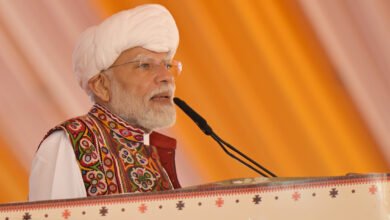 प्रधानमंत्री नरेंद्र मोदी ने गुजरात के बनासकांठा में आयोजित किसान कार्यक्रम में पीएम किसान सम्मान निधि की नई किस्त जारी की। देश के करीब 10 करोड़ किसानों के खातों में 18 हजार करोड़ रुपये से अधिक की राशि हस्तांतरित की गई। प्रधानमंत्री ने कृषि बजट में पांच गुना से अधिक वृद्धि, एमएसपी, फसल बीमा, खाद सब्सिडी, सोलर पंप, डेयरी विकास और आधुनिक कृषि तकनीकों की उपलब्धियां बताईं। कार्यक्रम में किसानों, पशुपालकों और ग्रामीण अर्थव्यवस्था से जुड़ी कई विकास परियोजनाओं का भी शुभारंभ हुआ।