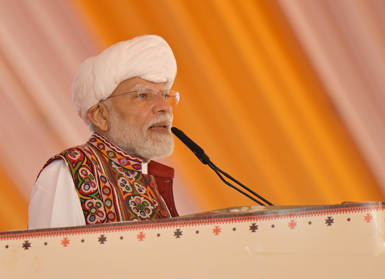 प्रधानमंत्री नरेंद्र मोदी ने गुजरात के बनासकांठा में आयोजित किसान कार्यक्रम में पीएम किसान सम्मान निधि की नई किस्त जारी की। देश के करीब 10 करोड़ किसानों के खातों में 18 हजार करोड़ रुपये से अधिक की राशि हस्तांतरित की गई। प्रधानमंत्री ने कृषि बजट में पांच गुना से अधिक वृद्धि, एमएसपी, फसल बीमा, खाद सब्सिडी, सोलर पंप, डेयरी विकास और आधुनिक कृषि तकनीकों की उपलब्धियां बताईं। कार्यक्रम में किसानों, पशुपालकों और ग्रामीण अर्थव्यवस्था से जुड़ी कई विकास परियोजनाओं का भी शुभारंभ हुआ।
