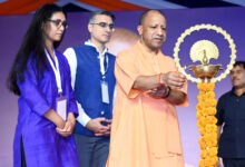 मुख्यमंत्री योगी आदित्यनाथ ने लखनऊ को भारत की अग्रणी AI Innovation City बनाने का लक्ष्य रखा है। अगले पांच वर्षों में 50 विश्वस्तरीय AI स्टार्टअप स्थापित करने और उन्हें वैश्विक बाजार तक पहुंचाने की योजना है। HCL Tech लखनऊ IT City के Phase-2 में करीब 500 करोड़ रुपये निवेश करेगा, जिससे लगभग 6,000 प्रत्यक्ष-अप्रत्यक्ष रोजगार के अवसर बनेंगे। HCL स्थानीय कॉलेजों के 1,000 छात्रों को AI प्रशिक्षण भी देगा। मुख्यमंत्री ने उत्तर प्रदेश के बढ़ते IT, electronics, startup और deep tech ecosystem को रेखांकित किया।