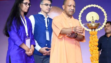 मुख्यमंत्री योगी आदित्यनाथ ने लखनऊ को भारत की अग्रणी AI Innovation City बनाने का लक्ष्य रखा है। अगले पांच वर्षों में 50 विश्वस्तरीय AI स्टार्टअप स्थापित करने और उन्हें वैश्विक बाजार तक पहुंचाने की योजना है। HCL Tech लखनऊ IT City के Phase-2 में करीब 500 करोड़ रुपये निवेश करेगा, जिससे लगभग 6,000 प्रत्यक्ष-अप्रत्यक्ष रोजगार के अवसर बनेंगे। HCL स्थानीय कॉलेजों के 1,000 छात्रों को AI प्रशिक्षण भी देगा। मुख्यमंत्री ने उत्तर प्रदेश के बढ़ते IT, electronics, startup और deep tech ecosystem को रेखांकित किया।