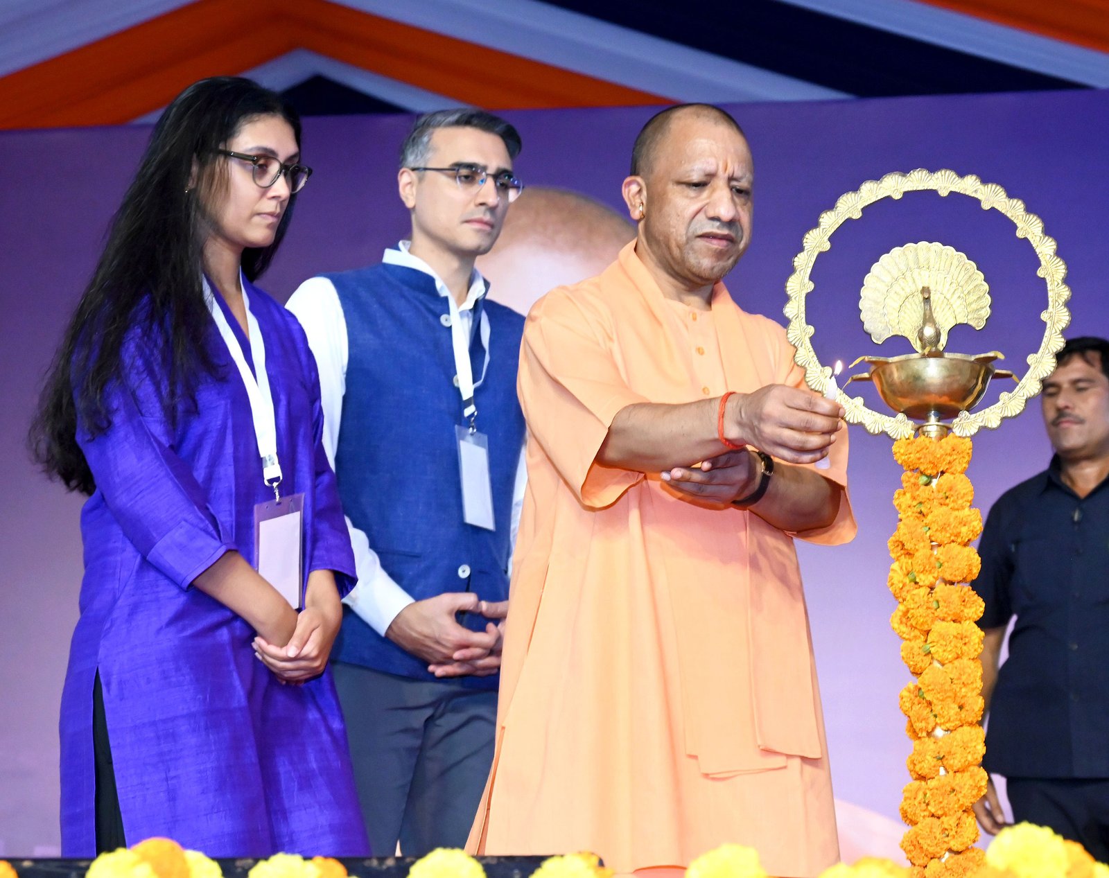 मुख्यमंत्री योगी आदित्यनाथ ने लखनऊ को भारत की अग्रणी AI Innovation City बनाने का लक्ष्य रखा है। अगले पांच वर्षों में 50 विश्वस्तरीय AI स्टार्टअप स्थापित करने और उन्हें वैश्विक बाजार तक पहुंचाने की योजना है। HCL Tech लखनऊ IT City के Phase-2 में करीब 500 करोड़ रुपये निवेश करेगा, जिससे लगभग 6,000 प्रत्यक्ष-अप्रत्यक्ष रोजगार के अवसर बनेंगे। HCL स्थानीय कॉलेजों के 1,000 छात्रों को AI प्रशिक्षण भी देगा। मुख्यमंत्री ने उत्तर प्रदेश के बढ़ते IT, electronics, startup और deep tech ecosystem को रेखांकित किया।