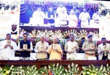लखनऊ में पद्मश्री एवं पूर्व पुलिस महानिदेशक प्रकाश सिंह की पुस्तक ‘संघर्ष’ का विमोचन हुआ। इस अवसर पर उन्होंने अपने पुलिस सेवाकाल के चुनौतीपूर्ण अनुभवों, सिद्धांतों और सीख को साझा किया। स्वामी धर्मबंधु ने राष्ट्र निर्माण में नागरिक जिम्मेदारी और पुलिस-जन सहयोग पर जोर दिया। डीजीपी राजीव कृष्ण ने सड़क सुरक्षा और पुलिस आधुनिकीकरण के तहत 87 अत्याधुनिक इंटरसेप्टर वाहनों को रवाना किया। आधुनिक तकनीक से लैस ये वाहन यातायात नियमों के पालन और दुर्घटनाओं में कमी लाने में सहायक होंगे।