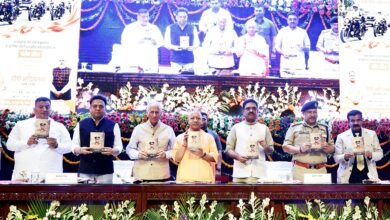 लखनऊ में पद्मश्री एवं पूर्व पुलिस महानिदेशक प्रकाश सिंह की पुस्तक ‘संघर्ष’ का विमोचन हुआ। इस अवसर पर उन्होंने अपने पुलिस सेवाकाल के चुनौतीपूर्ण अनुभवों, सिद्धांतों और सीख को साझा किया। स्वामी धर्मबंधु ने राष्ट्र निर्माण में नागरिक जिम्मेदारी और पुलिस-जन सहयोग पर जोर दिया। डीजीपी राजीव कृष्ण ने सड़क सुरक्षा और पुलिस आधुनिकीकरण के तहत 87 अत्याधुनिक इंटरसेप्टर वाहनों को रवाना किया। आधुनिक तकनीक से लैस ये वाहन यातायात नियमों के पालन और दुर्घटनाओं में कमी लाने में सहायक होंगे।