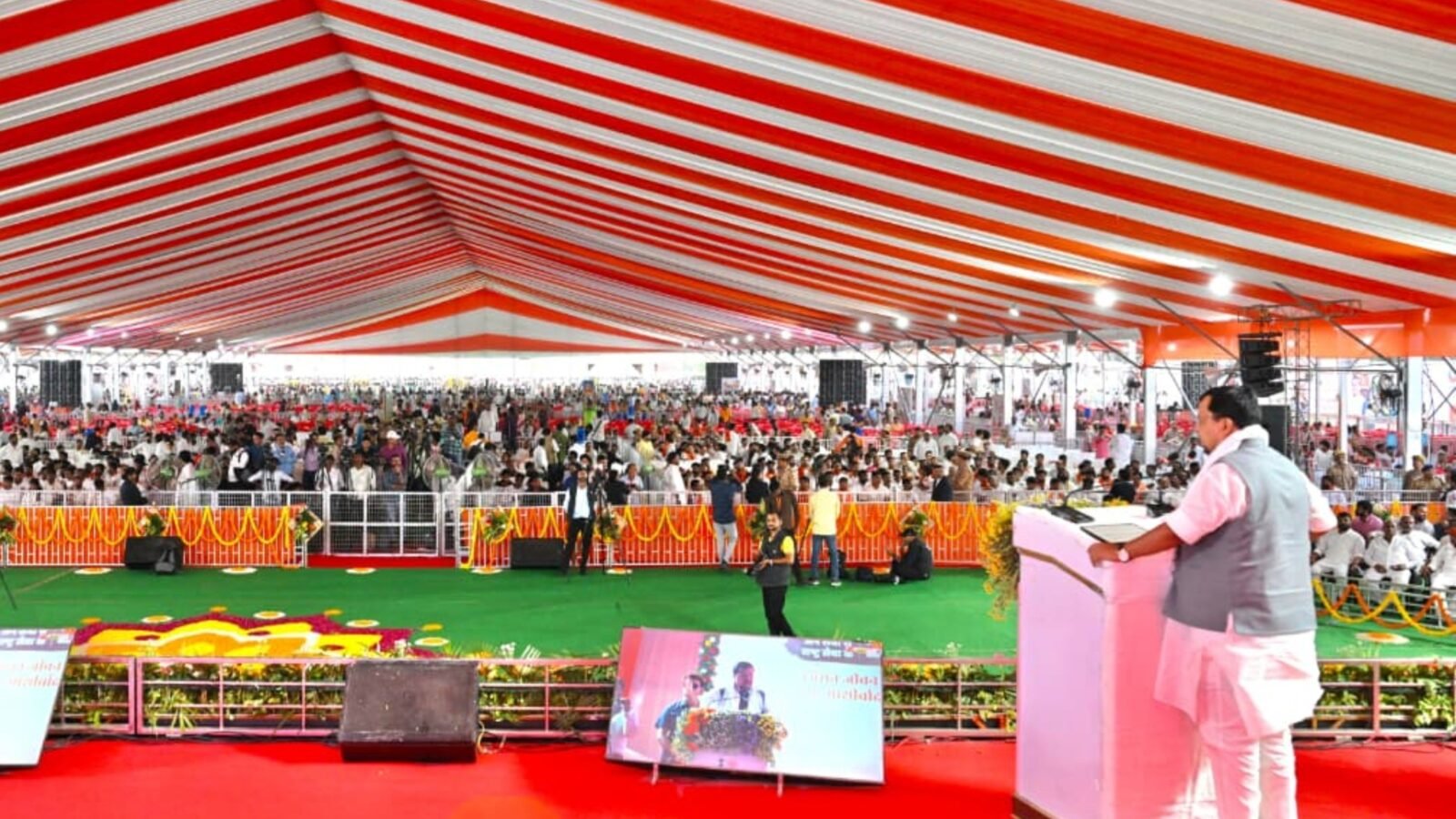 वाराणसी में वडनगर से काशी पहुंची सेवा संकल्प यात्रा के समापन समारोह में भाजपा राष्ट्रीय अध्यक्ष नितिन नवीन ने प्रधानमंत्री नरेंद्र मोदी के 25 वर्षों के सार्वजनिक जीवन को देश में बदलाव से जोड़ा। उन्होंने कांग्रेस पर विरासत की राजनीति और विपक्ष पर अराजकता फैलाने का आरोप लगाया। असम के मुख्यमंत्री हिमंता बिस्वा सरमा ने कहा कि असम में कभी बम विस्फोट होते थे, जबकि आज सेमीकंडक्टर रेवोल्यूशन हो रहा है। यात्रा के दौरान युवाओं ने 10 राज्यों में सेवा गतिविधियां भी कीं।