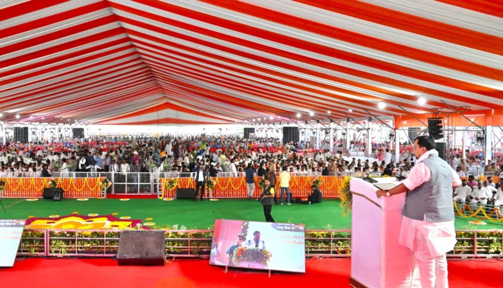 वाराणसी में वडनगर से काशी पहुंची सेवा संकल्प यात्रा के समापन समारोह में भाजपा राष्ट्रीय अध्यक्ष नितिन नवीन ने प्रधानमंत्री नरेंद्र मोदी के 25 वर्षों के सार्वजनिक जीवन को देश में बदलाव से जोड़ा। उन्होंने कांग्रेस पर विरासत की राजनीति और विपक्ष पर अराजकता फैलाने का आरोप लगाया। असम के मुख्यमंत्री हिमंता बिस्वा सरमा ने कहा कि असम में कभी बम विस्फोट होते थे, जबकि आज सेमीकंडक्टर रेवोल्यूशन हो रहा है। यात्रा के दौरान युवाओं ने 10 राज्यों में सेवा गतिविधियां भी कीं।