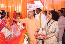 बलरामपुर में मुख्यमंत्री योगी आदित्यनाथ ने देवीपाटन मंदिर परिसर में ‘शिक्षा की उड़ान’ कार्यक्रम के तहत छात्र-छात्राओं को स्टडी टेबल, आशीर्वाद पत्र और स्टेशनरी किट वितरित की। अंतरराष्ट्रीय बालिका दिवस और शारदीय नवरात्रि पर उन्होंने कहा कि नारी को सम्मान, सुरक्षा और स्वावलंबन मिलने से रामराज्य की स्थापना का मार्ग प्रशस्त होगा। मुख्यमंत्री ने सरकारी स्कूलों में स्मार्ट क्लास, डिजिटल लाइब्रेरी, बालिका शिक्षा, महिला पेंशन, आवास योजनाओं और ग्रामीण विकास के प्रयासों पर प्रकाश डाला।