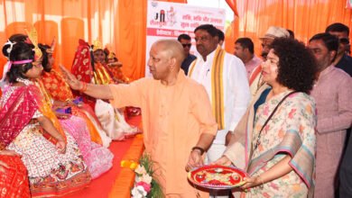 बलरामपुर में मुख्यमंत्री योगी आदित्यनाथ ने देवीपाटन मंदिर परिसर में ‘शिक्षा की उड़ान’ कार्यक्रम के तहत छात्र-छात्राओं को स्टडी टेबल, आशीर्वाद पत्र और स्टेशनरी किट वितरित की। अंतरराष्ट्रीय बालिका दिवस और शारदीय नवरात्रि पर उन्होंने कहा कि नारी को सम्मान, सुरक्षा और स्वावलंबन मिलने से रामराज्य की स्थापना का मार्ग प्रशस्त होगा। मुख्यमंत्री ने सरकारी स्कूलों में स्मार्ट क्लास, डिजिटल लाइब्रेरी, बालिका शिक्षा, महिला पेंशन, आवास योजनाओं और ग्रामीण विकास के प्रयासों पर प्रकाश डाला।