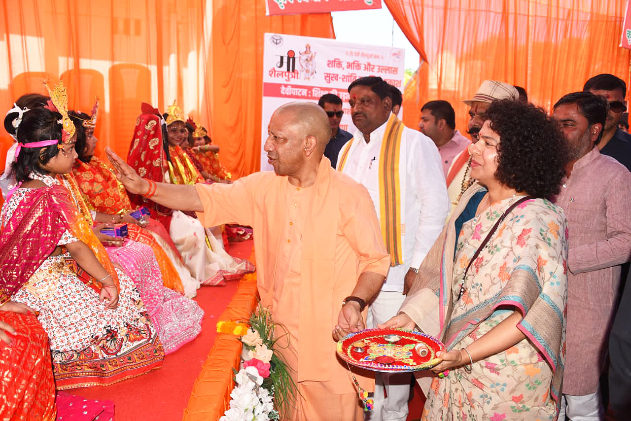बलरामपुर में मुख्यमंत्री योगी आदित्यनाथ ने देवीपाटन मंदिर परिसर में ‘शिक्षा की उड़ान’ कार्यक्रम के तहत छात्र-छात्राओं को स्टडी टेबल, आशीर्वाद पत्र और स्टेशनरी किट वितरित की। अंतरराष्ट्रीय बालिका दिवस और शारदीय नवरात्रि पर उन्होंने कहा कि नारी को सम्मान, सुरक्षा और स्वावलंबन मिलने से रामराज्य की स्थापना का मार्ग प्रशस्त होगा। मुख्यमंत्री ने सरकारी स्कूलों में स्मार्ट क्लास, डिजिटल लाइब्रेरी, बालिका शिक्षा, महिला पेंशन, आवास योजनाओं और ग्रामीण विकास के प्रयासों पर प्रकाश डाला।