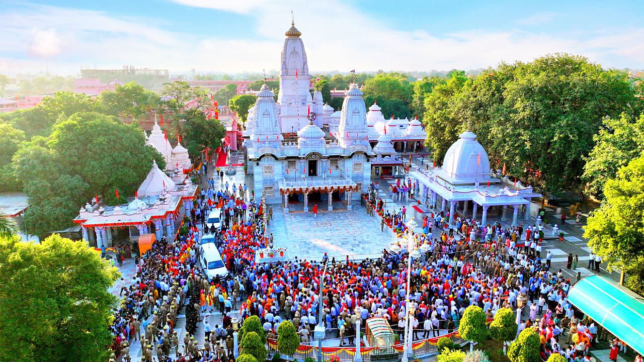 गोरखपुर में गोरक्षपीठाधीश्वर एवं मुख्यमंत्री योगी आदित्यनाथ की अगुवाई में भव्य विजयादशमी शोभायात्रा निकाली गई। गोरखनाथ मंदिर से शुरू हुई शोभायात्रा में मुस्लिम और बुनकर समाज सहित विभिन्न समुदायों ने पुष्पवर्षा कर स्वागत किया। योगी आदित्यनाथ ने मानसरोवर मंदिर में भगवान शिव का पूजन-अभिषेक किया और रामलीला मैदान में प्रभु श्रीराम का राजतिलक किया। लोक कलाकारों की प्रस्तुतियों ने शोभायात्रा को भव्यता प्रदान की। आयोजन में धार्मिक परंपरा, सांस्कृतिक विरासत और सामाजिक सद्भाव की सुंदर झलक देखने को मिली।