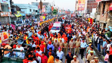 गोरखपुर में गोरक्षपीठाधीश्वर एवं मुख्यमंत्री योगी आदित्यनाथ की अगुवाई में भव्य विजयादशमी शोभायात्रा निकाली गई। गोरखनाथ मंदिर से शुरू हुई शोभायात्रा में मुस्लिम और बुनकर समाज सहित विभिन्न समुदायों ने पुष्पवर्षा कर स्वागत किया। योगी आदित्यनाथ ने मानसरोवर मंदिर में भगवान शिव का पूजन-अभिषेक किया और रामलीला मैदान में प्रभु श्रीराम का राजतिलक किया। लोक कलाकारों की प्रस्तुतियों ने शोभायात्रा को भव्यता प्रदान की। आयोजन में धार्मिक परंपरा, सांस्कृतिक विरासत और सामाजिक सद्भाव की सुंदर झलक देखने को मिली।
