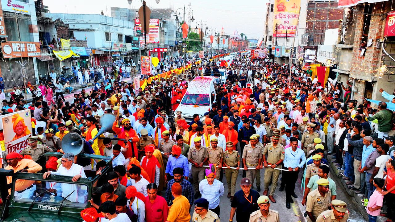 गोरखपुर में गोरक्षपीठाधीश्वर एवं मुख्यमंत्री योगी आदित्यनाथ की अगुवाई में भव्य विजयादशमी शोभायात्रा निकाली गई। गोरखनाथ मंदिर से शुरू हुई शोभायात्रा में मुस्लिम और बुनकर समाज सहित विभिन्न समुदायों ने पुष्पवर्षा कर स्वागत किया। योगी आदित्यनाथ ने मानसरोवर मंदिर में भगवान शिव का पूजन-अभिषेक किया और रामलीला मैदान में प्रभु श्रीराम का राजतिलक किया। लोक कलाकारों की प्रस्तुतियों ने शोभायात्रा को भव्यता प्रदान की। आयोजन में धार्मिक परंपरा, सांस्कृतिक विरासत और सामाजिक सद्भाव की सुंदर झलक देखने को मिली।