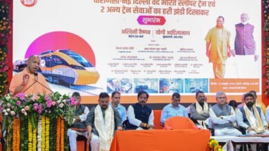 वाराणसी। मुख्यमंत्री योगी आदित्यनाथ ने कहा कि पहले विकास के नाम पर आश्वासन पर आश्वासन मिलता था, अब आमजन को सौगात पर सौगात मिल रही है। दीपावली और छठ से पहले काशी को नई दिल्ली वंदे भारत स्लीपर ट्रेन सहित दो मेमू सेवाओं की सौगात मिली। नई ट्रेन से दिल्ली का सफर 8-9 घंटे में पूरा होगा। बनारस-राजातालाब और बनारस-प्रयागराज रामबाग मेमू सेवाओं से यात्रियों, छात्रों, अधिवक्ताओं और व्यापारियों को सस्ती यात्रा सुविधा मिलेगी।