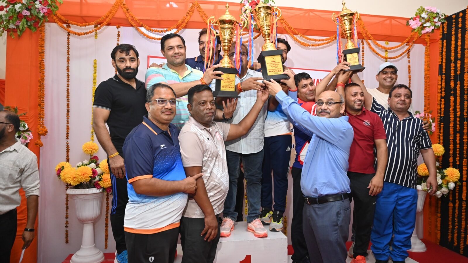 वाराणसी के बनारस रेल इंजन कारखाना (बरेका) में आयोजित 67वीं पुरुष अखिल भारतीय अंतर-रेलवे कुश्ती प्रतियोगिता 2026-27 का भव्य समापन हुआ। तीन दिवसीय प्रतियोगिता में पश्चिम रेलवे ने ग्रीको रोमन और फ्री स्टाइल दोनों वर्गों में ओवरऑल चैंपियनशिप जीतकर अपना दबदबा कायम किया। उत्तर रेलवे दूसरे और उत्तर पश्चिम रेलवे तीसरे स्थान पर रहे। मेजबान बरेका के पहलवानों ने तीन रजत और दो कांस्य पदक जीते। महाप्रबंधक आशुतोष पंत ने विजेताओं को सम्मानित किया।