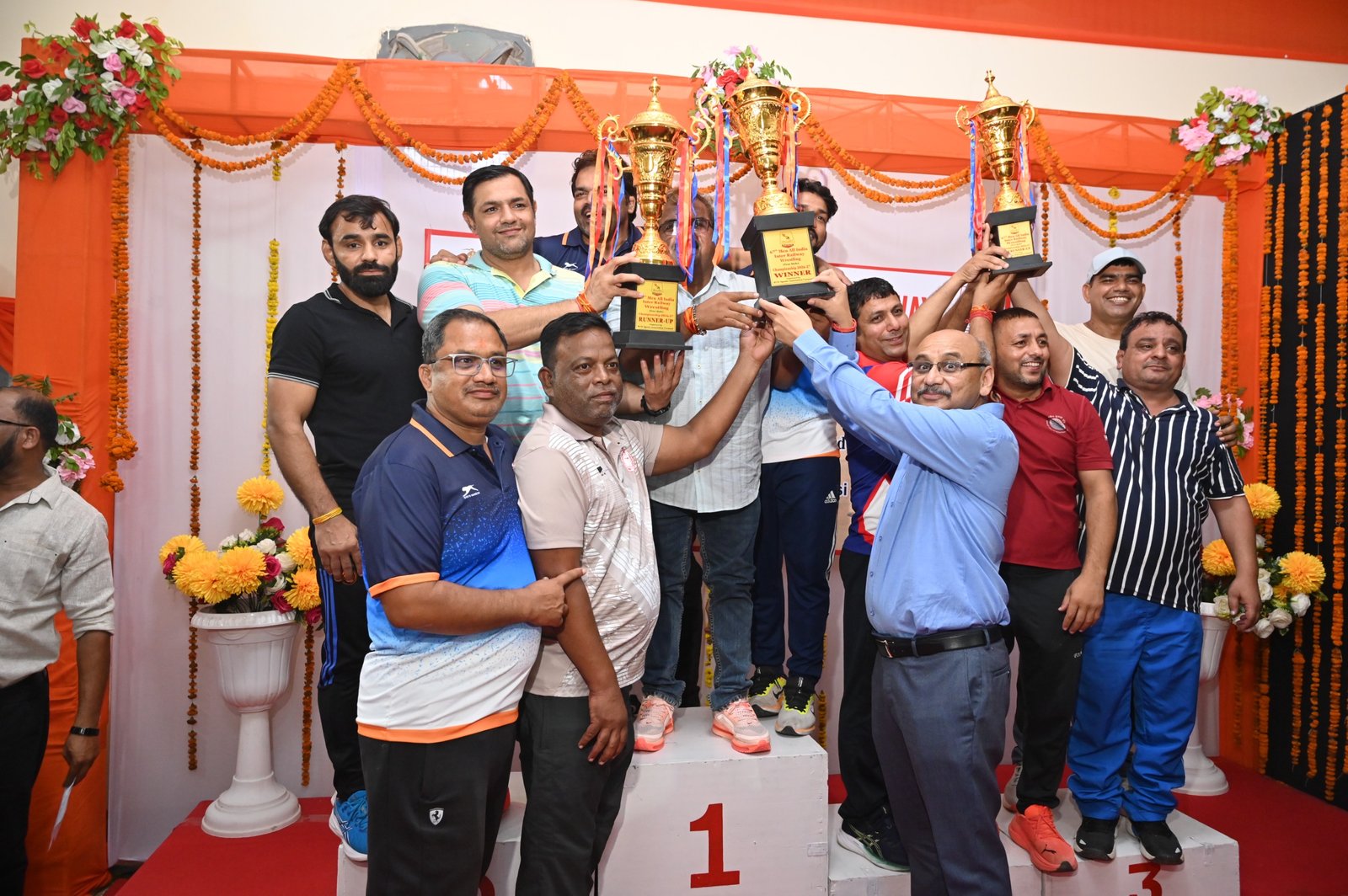 वाराणसी के बनारस रेल इंजन कारखाना (बरेका) में आयोजित 67वीं पुरुष अखिल भारतीय अंतर-रेलवे कुश्ती प्रतियोगिता 2026-27 का भव्य समापन हुआ। तीन दिवसीय प्रतियोगिता में पश्चिम रेलवे ने ग्रीको रोमन और फ्री स्टाइल दोनों वर्गों में ओवरऑल चैंपियनशिप जीतकर अपना दबदबा कायम किया। उत्तर रेलवे दूसरे और उत्तर पश्चिम रेलवे तीसरे स्थान पर रहे। मेजबान बरेका के पहलवानों ने तीन रजत और दो कांस्य पदक जीते। महाप्रबंधक आशुतोष पंत ने विजेताओं को सम्मानित किया।